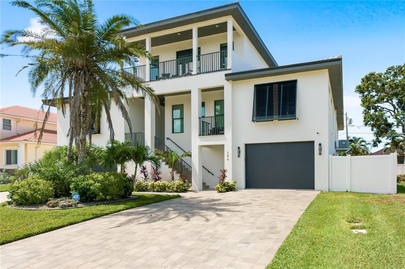 104 17th St, Belleair Beach, FL 33786