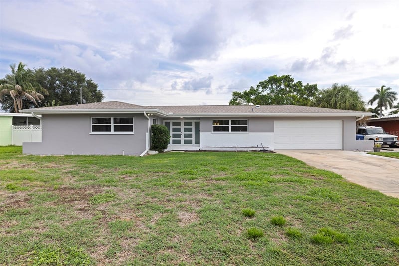 7073 Shore Dr, St Petersburg, FL 33707