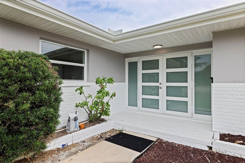 7073 Shore Dr, St Petersburg, FL 33707