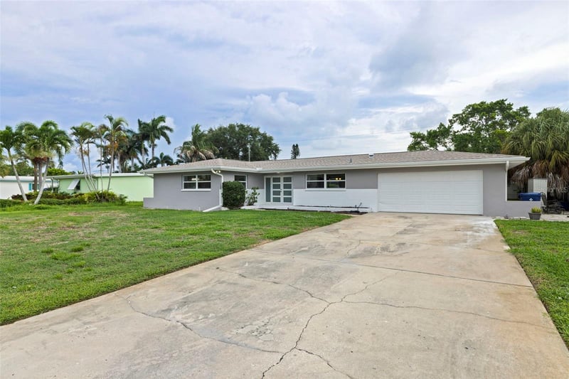 7073 Shore Dr, St Petersburg, FL 33707