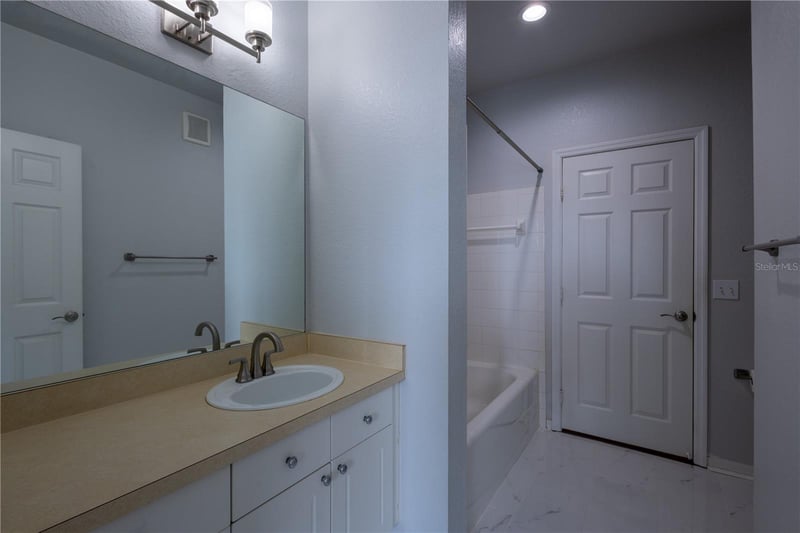 18001 Richmond Place Dr #427, Tampa, FL 33647