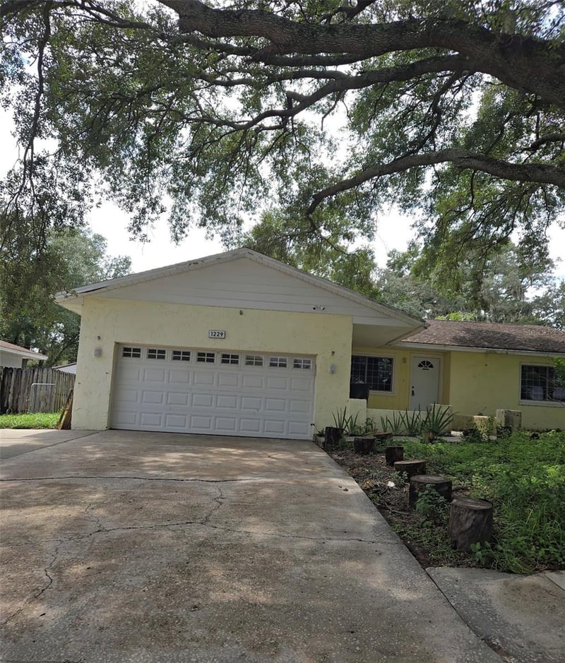 1229 Oak Valley Dr, Seffner, FL 33584