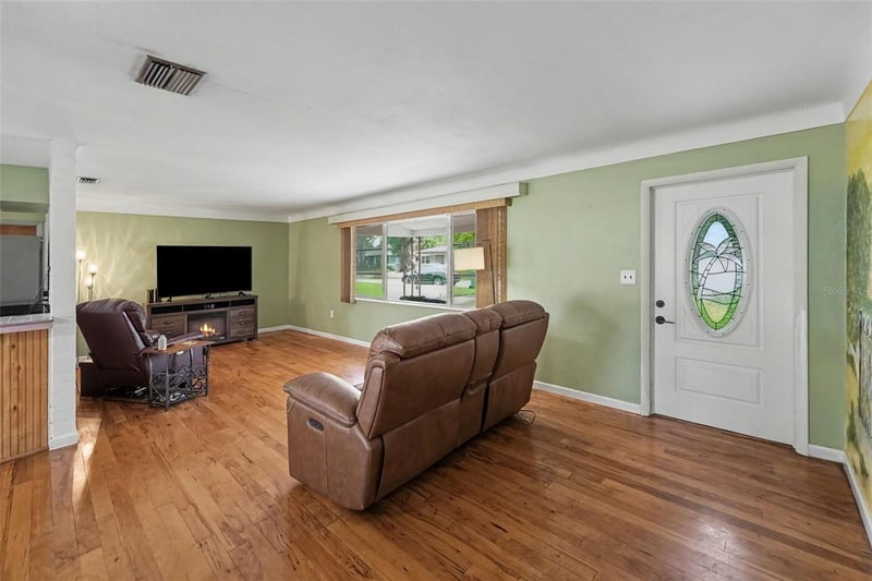 6026 44th Ave, Kenneth City, FL 33709