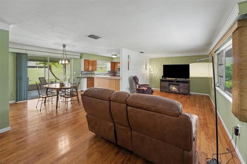 6026 44th Ave, Kenneth City, FL 33709