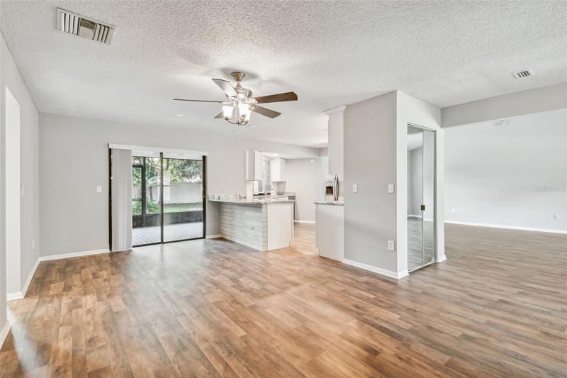 1010 Riflecrest Ave, Valrico, FL 33594