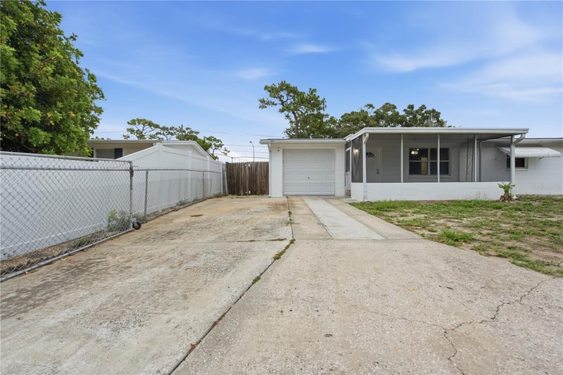 2122 Holiday Dr, Holiday, FL 34691