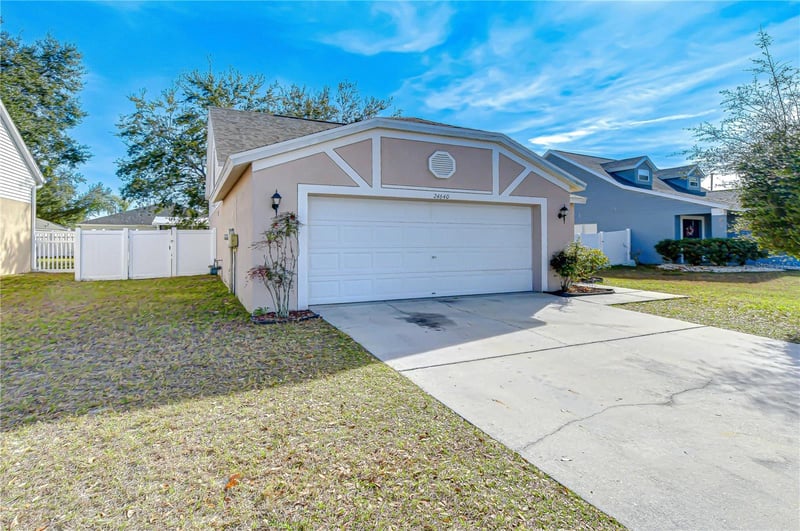 24640 Siena Dr, Lutz, FL 33559