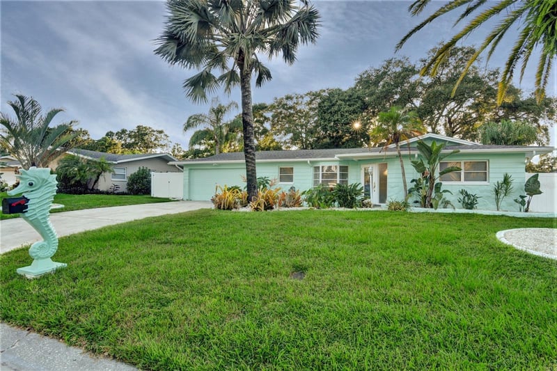 1968 Souvenir Dr, Clearwater, FL 33755