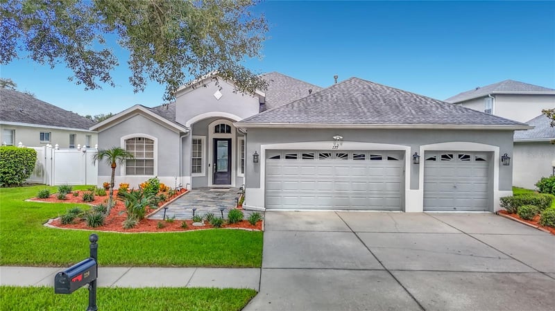220 Ronja Ln, Valrico, FL 33594