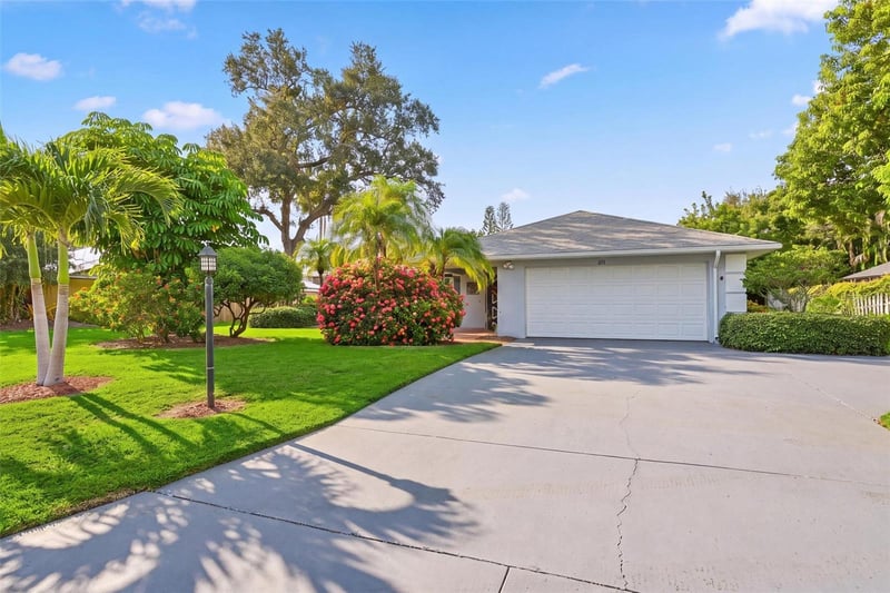 811 Alderwood Way, Sarasota, FL 34243