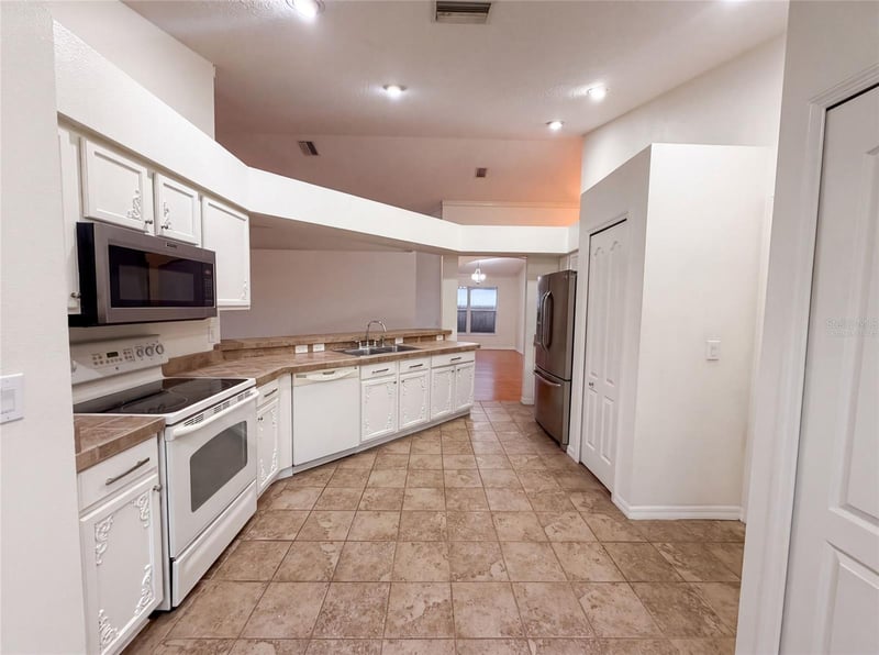 6941 Crown Lake Dr, Gibsonton, FL 33534