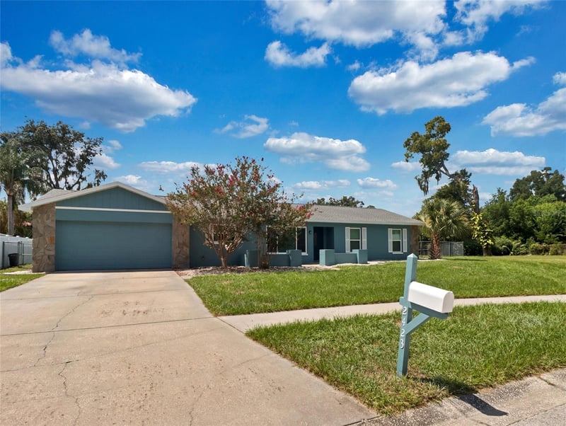 2423 Buckhorn Manor Dr, Valrico, FL 33594