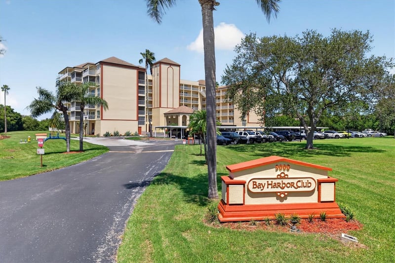 9000 Commodore Dr #305, Seminole, FL 33776