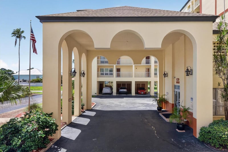 9000 Commodore Dr #305, Seminole, FL 33776