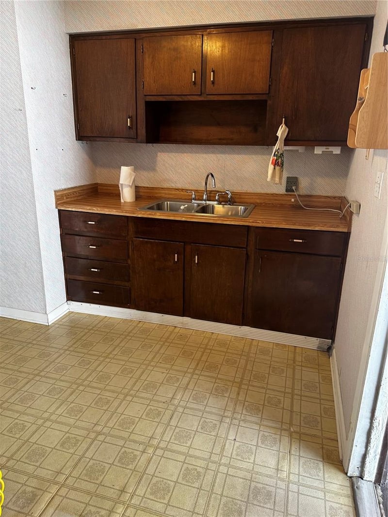 1301 W Hamilton Ave, Tampa, FL 33604
