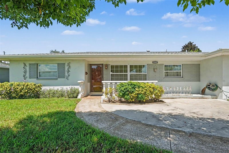 8948 108th St N, Seminole, FL 33772