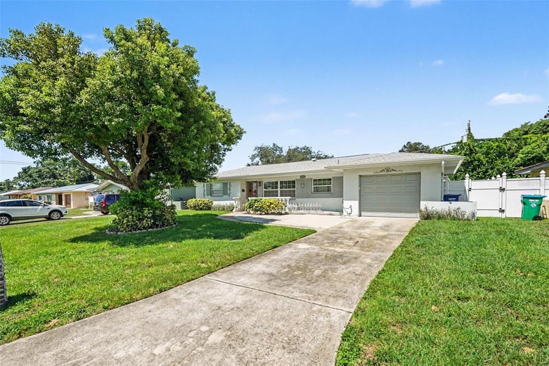 8948 108th St N, Seminole, FL 33772