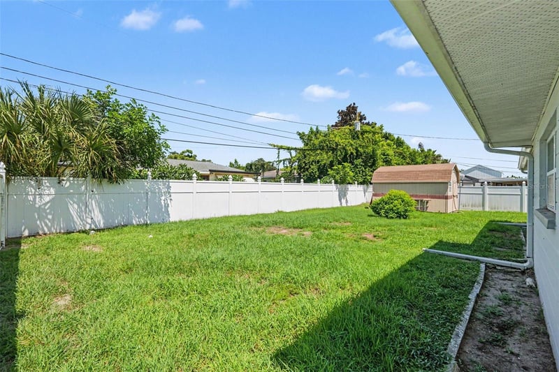 8948 108th St N, Seminole, FL 33772