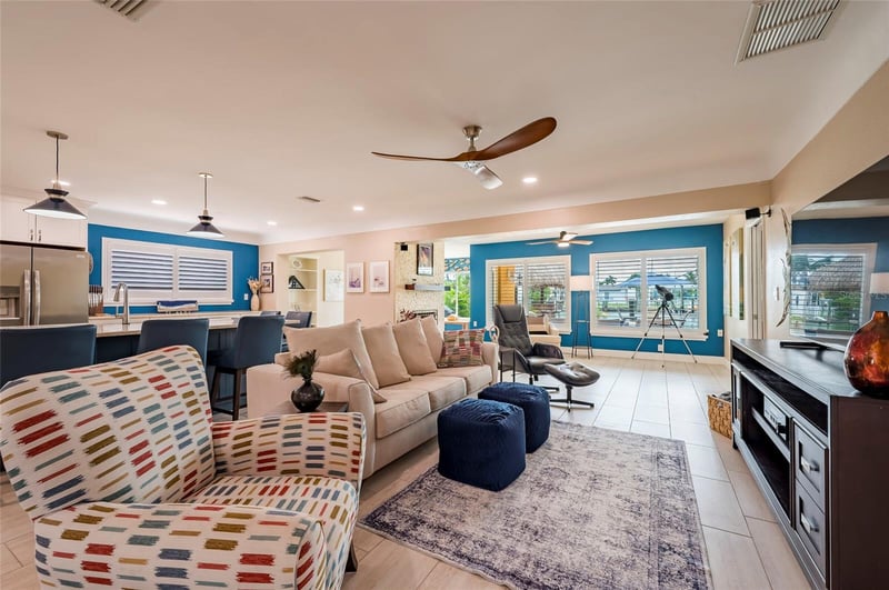 541 Crystal Dr, Madeira Beach, FL 33708