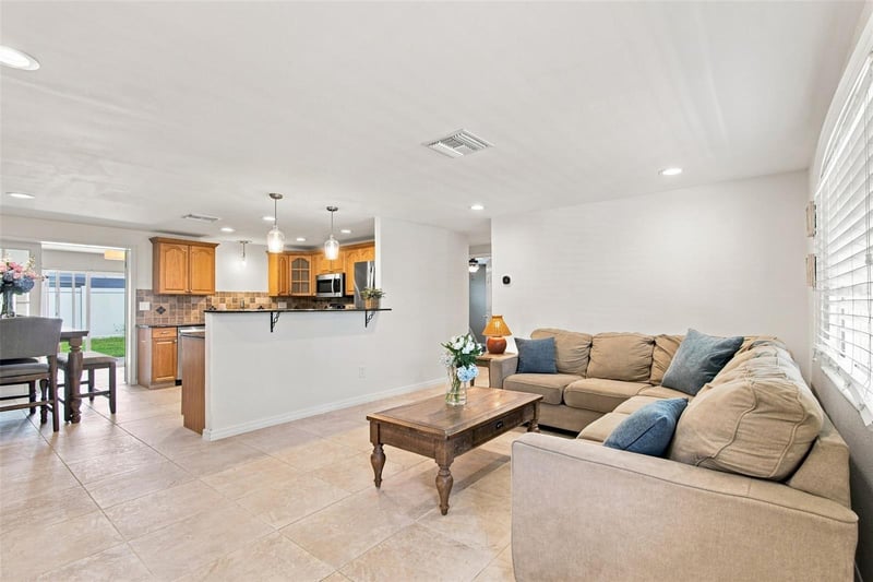 8467 77th Ave, Seminole, FL 33777