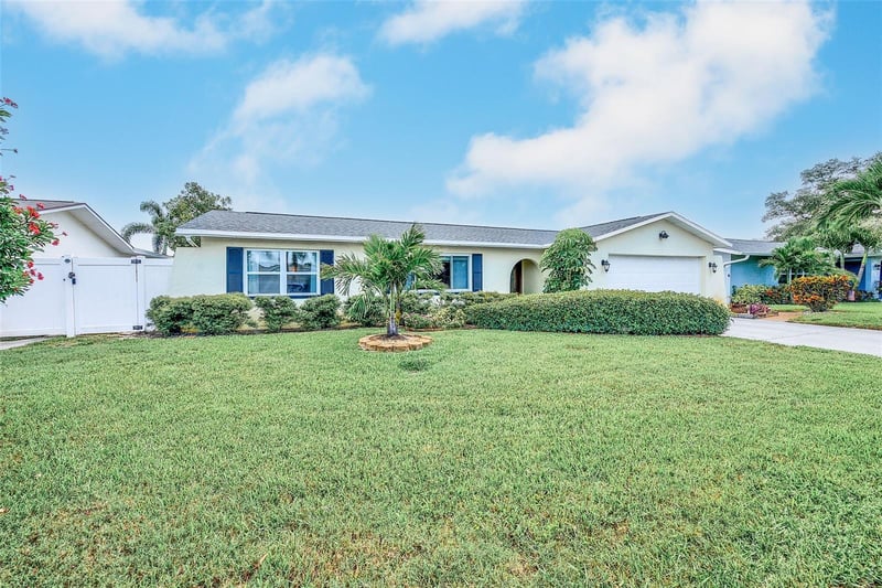 9069 127th St, Seminole, FL 33776