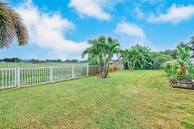 9069 127th St, Seminole, FL 33776