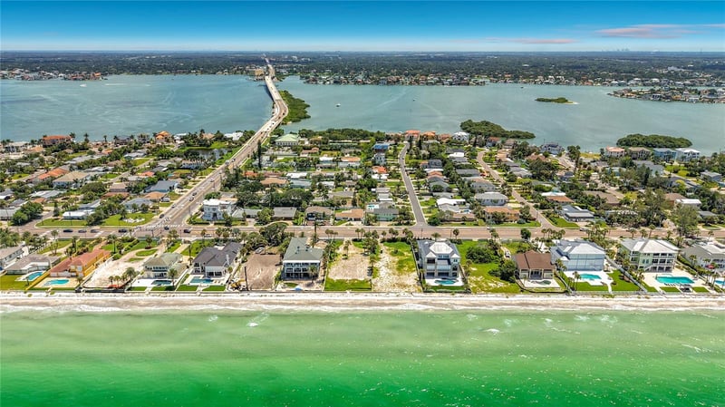 920 Palm Dr, Belleair Beach, FL 33786