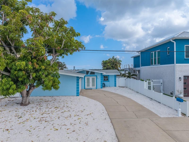 814 Bay Point Dr, Madeira Beach, FL 33708