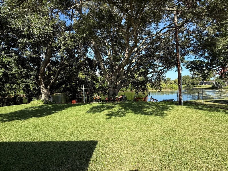 8927 Lakewood Dr, Seminole, FL 33772