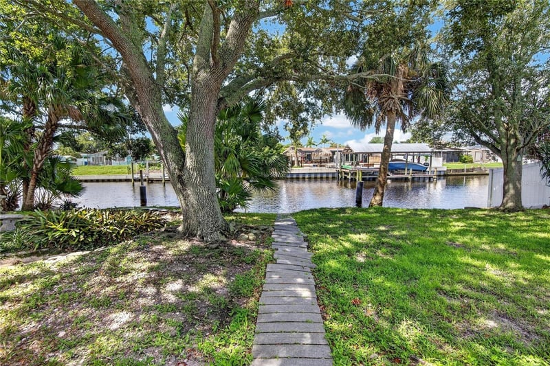 10718 Drummond Rd, Tampa, FL 33615