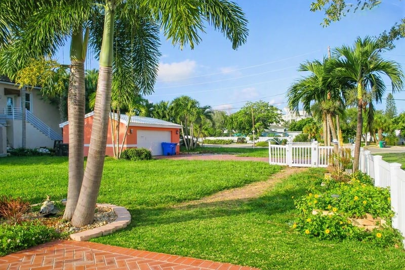 11855 1st St E, Treasure Island, FL 33706