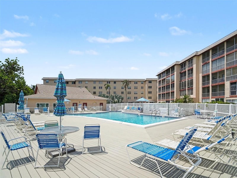 4023 Lake Bayshore Dr #112, Bradenton, FL 34205