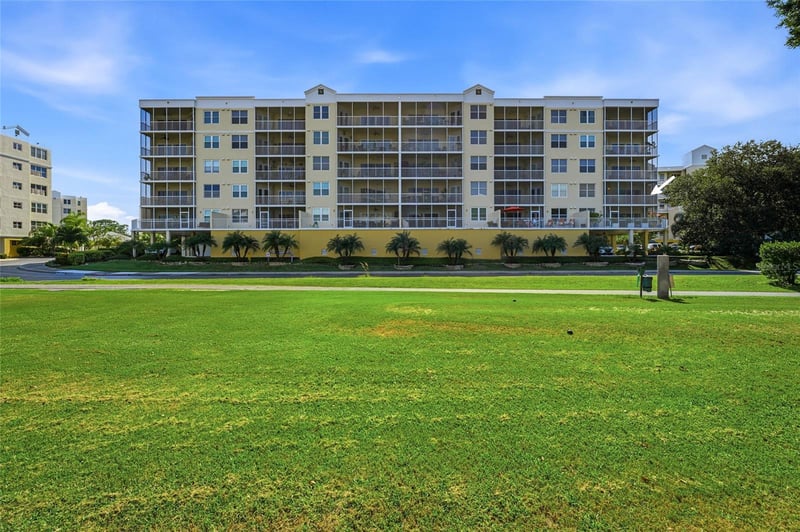 1200 Country Club Dr #4201, Largo, FL 33771