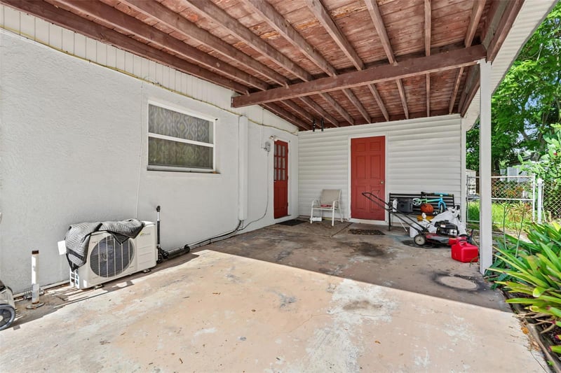 9374 84th St, Seminole, FL 33777