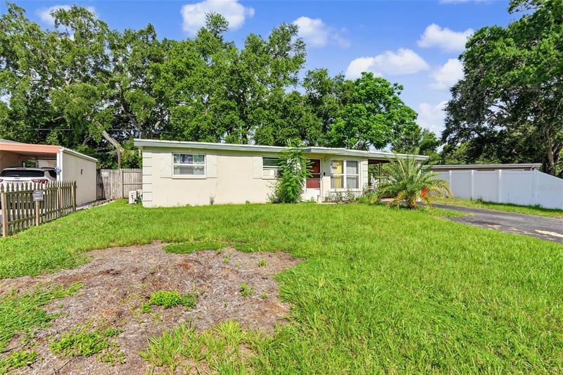 9374 84th St, Seminole, FL 33777