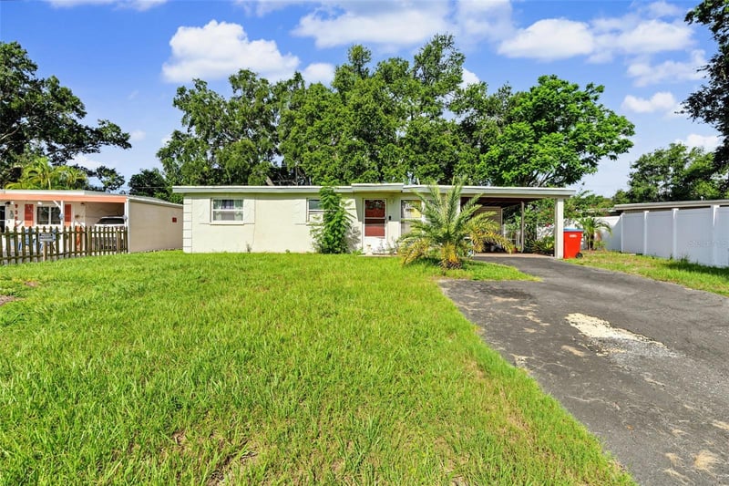 9374 84th St, Seminole, FL 33777