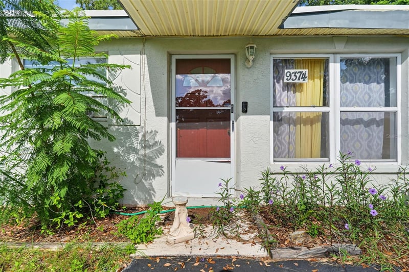 9374 84th St, Seminole, FL 33777