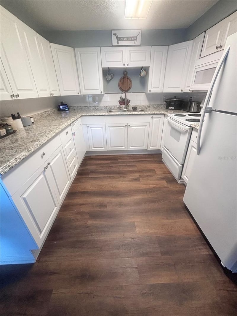 4824 8th St, Zephyrhills, FL 33542