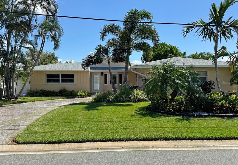 12005 5th St E, Treasure Island, FL 33706