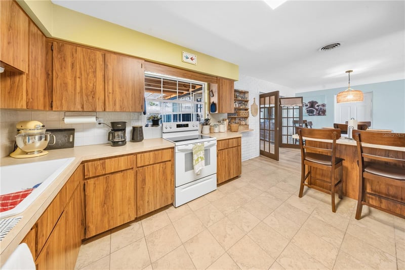 5920 49th Ave N, Kenneth City, FL 33709