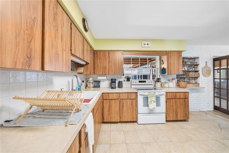 5920 49th Ave N, Kenneth City, FL 33709