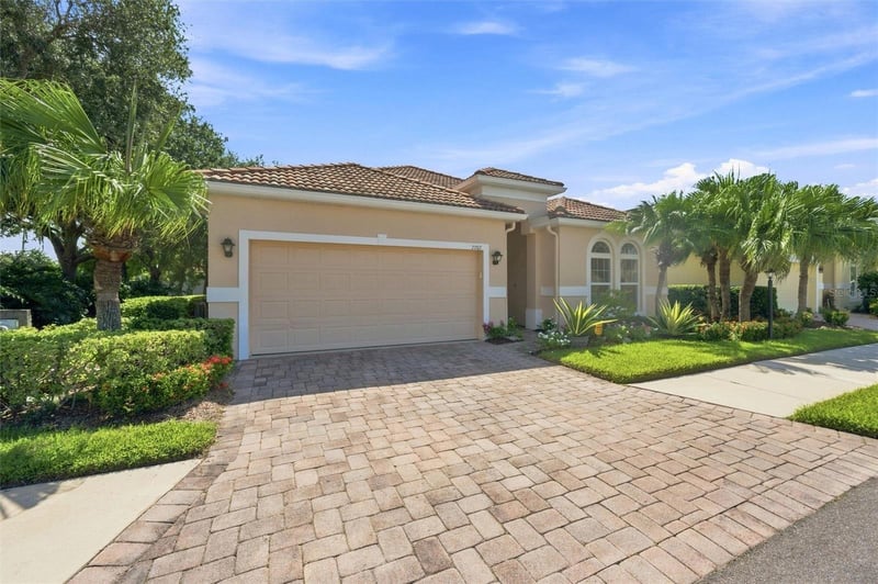 7707 33rd St E, Sarasota, FL 34243