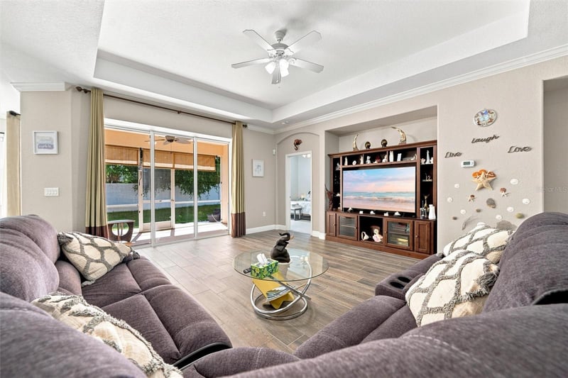 7707 33rd St E, Sarasota, FL 34243
