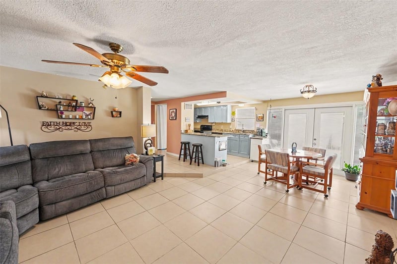 9537 Crestview St, Seminole, FL 33772