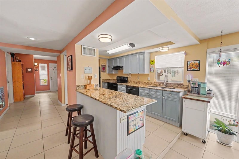 9537 Crestview St, Seminole, FL 33772