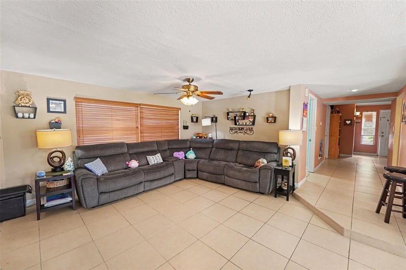 9537 Crestview St, Seminole, FL 33772