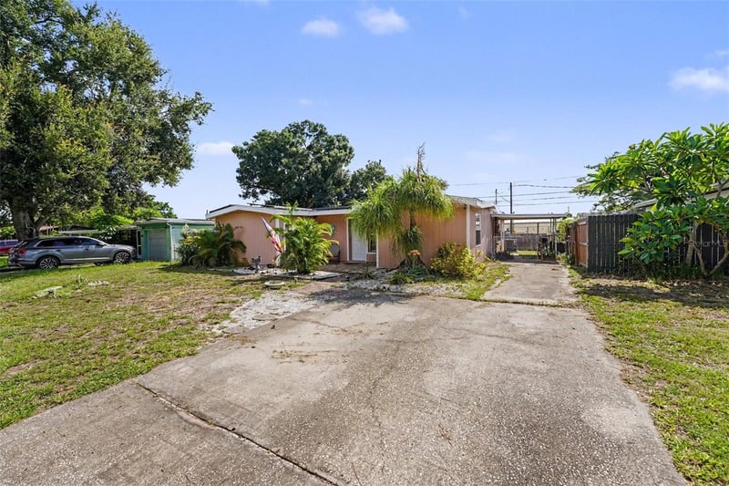 9537 Crestview St, Seminole, FL 33772
