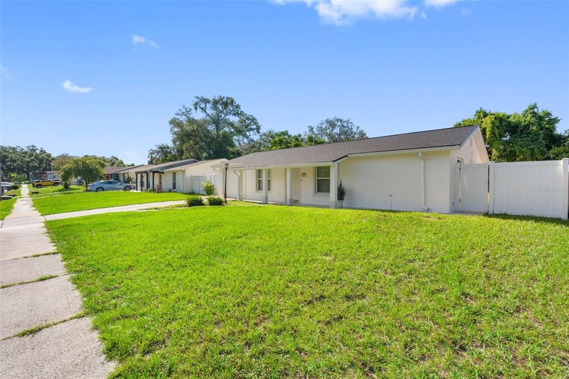 107 Valley Dr, Brandon, FL 33510
