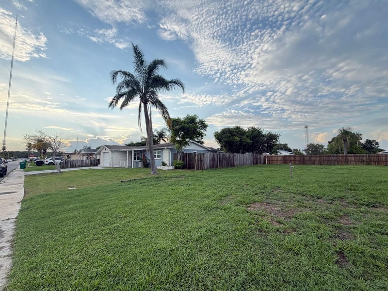3221 Roxbury Dr, Holiday, FL 34691