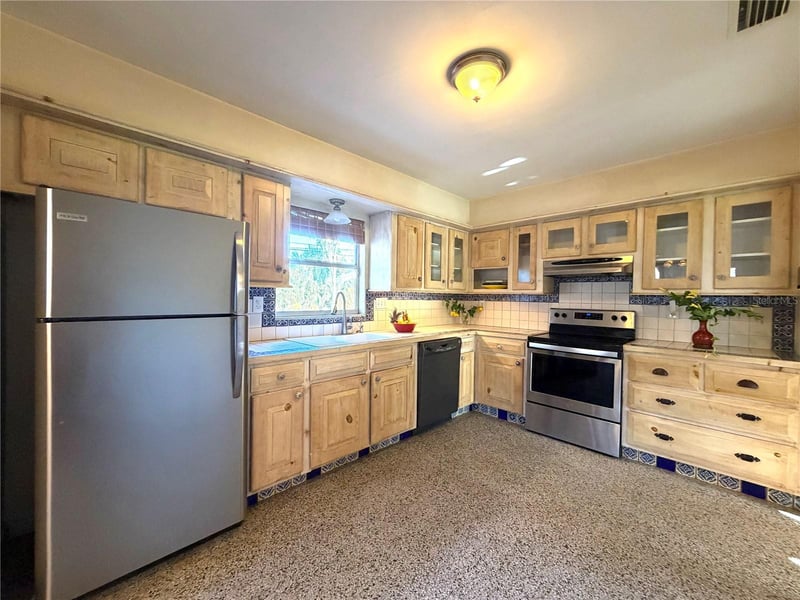 1842 59th St S, Gulfport, FL 33707